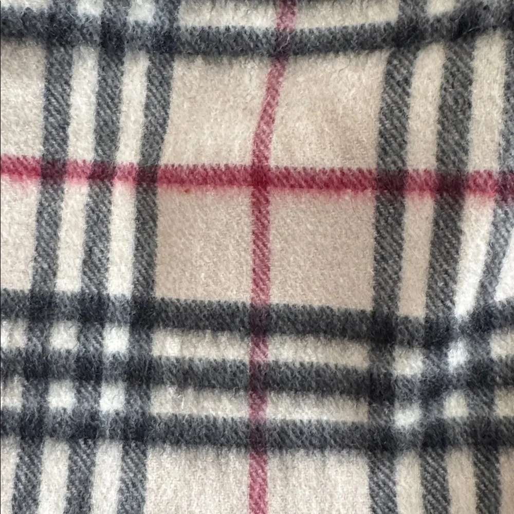 Burberry cashmere scarf - Picture 7 of 9